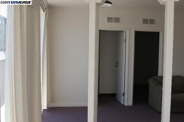 211 FOOTHILL BLVD, OAKLAND, California 94606-1722, ,Comm Industrial For Lease,For Rent,FOOTHILL BLVD,40935145