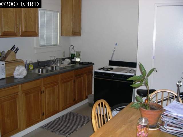 943 33rd, OAKLAND, California 94608, ,Comm Ri Multi-units 5+,For Sale,33rd,40268984