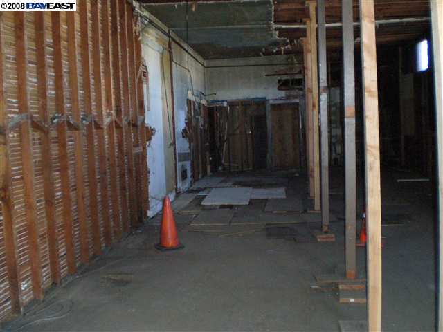 5877 SAN PABLO AVE, OAKLAND, California 94608-2315, ,Comm Ri Multi-units 5+,For Sale,SAN PABLO AVE,40371533