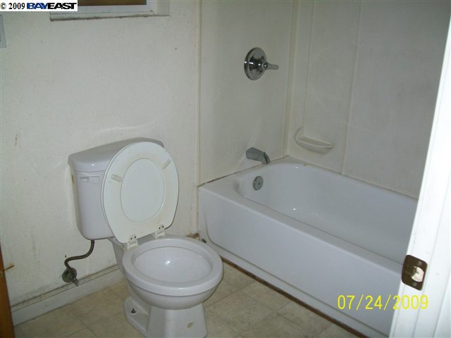 2802 68TH AVE, OAKLAND, California 94605-2057, ,Comm Ri Multi-units 5+,For Sale,68TH AVE,40425091