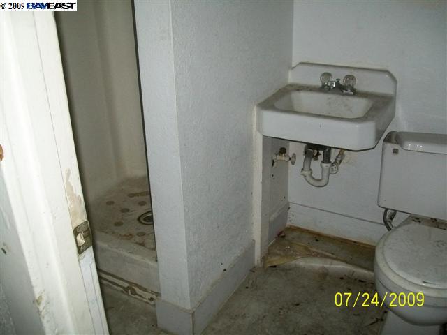 2802 68TH AVE, OAKLAND, California 94605-2057, ,Comm Ri Multi-units 5+,For Sale,68TH AVE,40425091