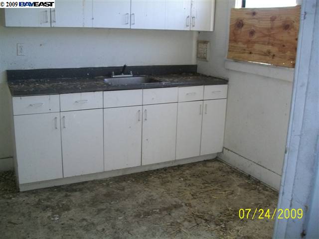 2802 68TH AVE, OAKLAND, California 94605-2057, ,Comm Ri Multi-units 5+,For Sale,68TH AVE,40425091