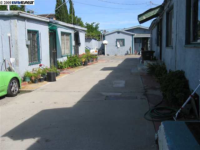 417 LAUREL AVE., HAYWARD, California 94541-3825, ,Comm Ri Multi-units 5+,For Sale,LAUREL AVE.,40427467