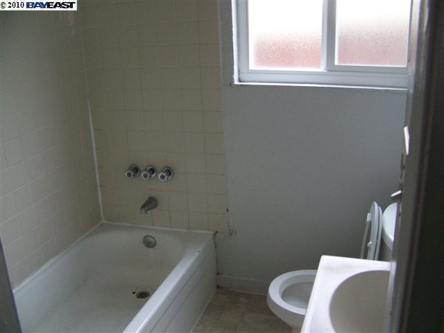 2615 26TH AVE, OAKLAND, California 94601-1906, ,Comm Ri Multi-units 5+,For Sale,26TH AVE,40462160