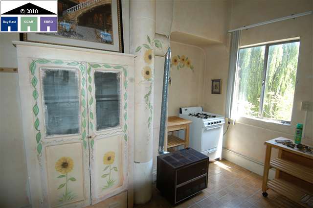 1072 60TH ST, OAKLAND, California 94608-2352, ,Comm Ri Multi-units 5+,For Sale,60TH ST,40468270