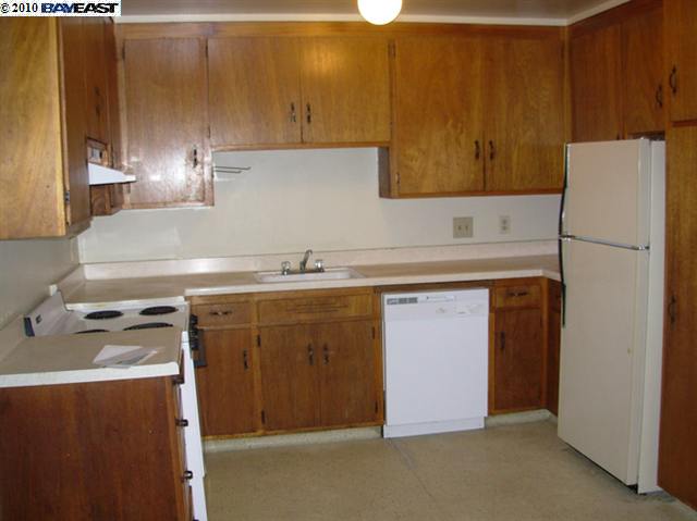 6106 HILTON ST, OAKLAND, California 94605-1445, ,Comm Ri Multi-units 5+,For Sale,HILTON ST,40481662