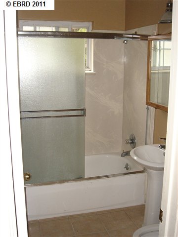25 MOSS AVE, OAKLAND, California 94610-1314, ,Comm Ri Multi-units 5+,For Sale,MOSS AVE,40507274