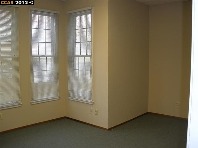 1866 CLAYTON RD #105, CONCORD, California 94520-2514, ,Comm Industrial For Lease,For Rent,CLAYTON RD #105,40937385