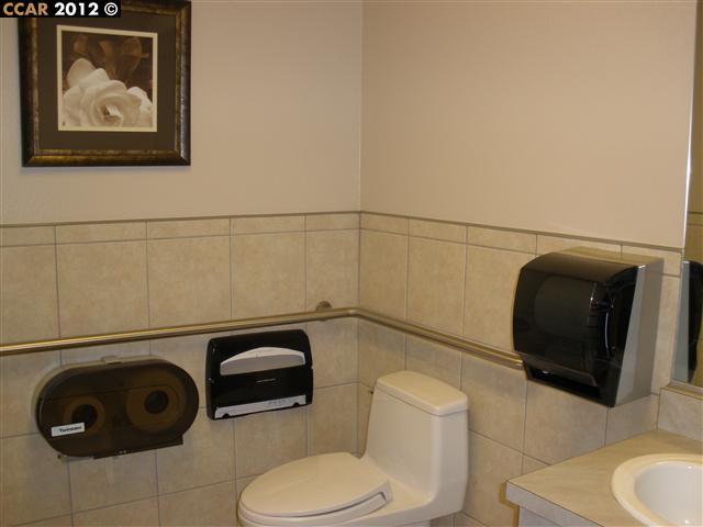 1866 CLAYTON RD #105, CONCORD, California 94520-2514, ,Comm Industrial For Lease,For Rent,CLAYTON RD #105,40937385