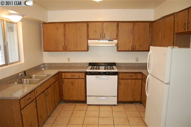3050 FRUITVALE AVE, OAKLAND, California 94602-2160, ,Comm Ri Multi-units 5+,For Sale,FRUITVALE AVE,40522024
