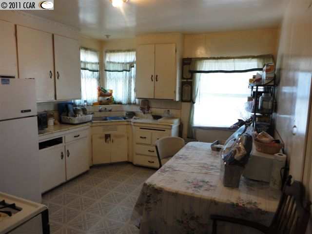 2825 82ND AVE, OAKLAND, California 94605-3510, ,Comm Ri Multi-units 5+,For Sale,82ND AVE,40559273