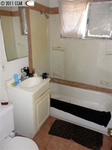 2825 82ND AVE, OAKLAND, California 94605-3510, ,Comm Ri Multi-units 5+,For Sale,82ND AVE,40559273