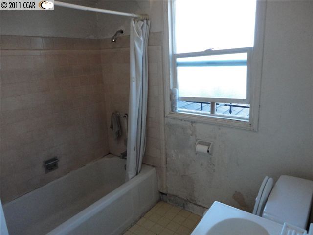 2825 82ND AVE, OAKLAND, California 94605-3510, ,Comm Ri Multi-units 5+,For Sale,82ND AVE,40559273