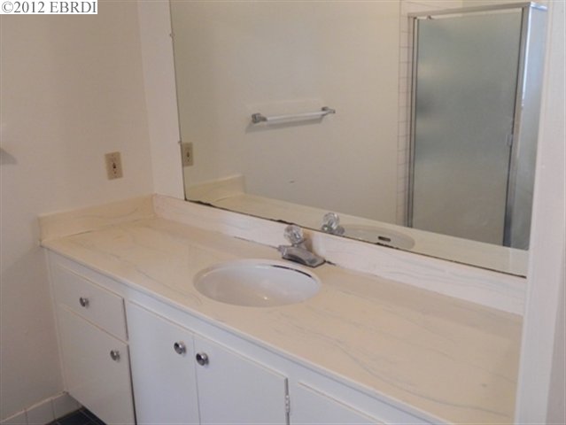 8036 GREENRIDGE DR, OAKLAND, California 94605-3704, ,Comm Ri Multi-units 5+,For Sale,GREENRIDGE DR,40560256
