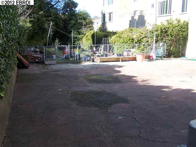 1527 MACARTHUR BLVD, OAKLAND, California 94602-1225, ,Comm Ri Multi-units 5+,For Sale,MACARTHUR BLVD,40563963