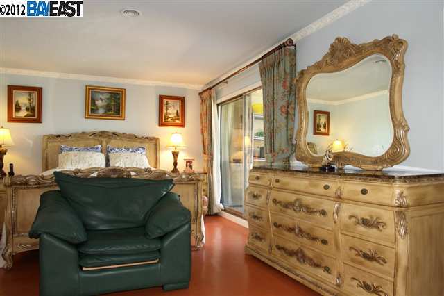 2230 Lakeshore Ave, OAKLAND, California 94606-1013, ,Comm Ri Multi-units 5+,For Sale,Lakeshore Ave,40571034