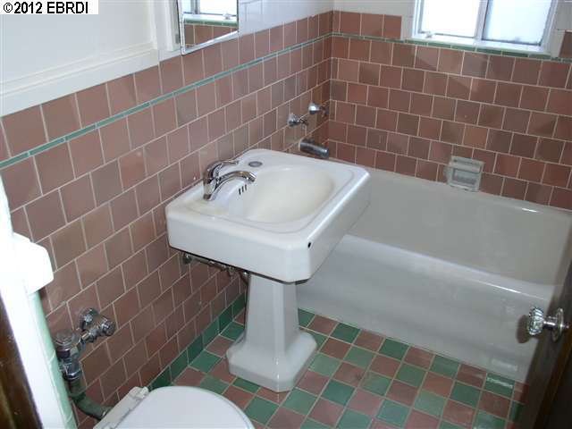 676 ALMA AVE, OAKLAND, California 94610-3837, ,Comm Ri Multi-units 5+,For Sale,ALMA AVE,40572900