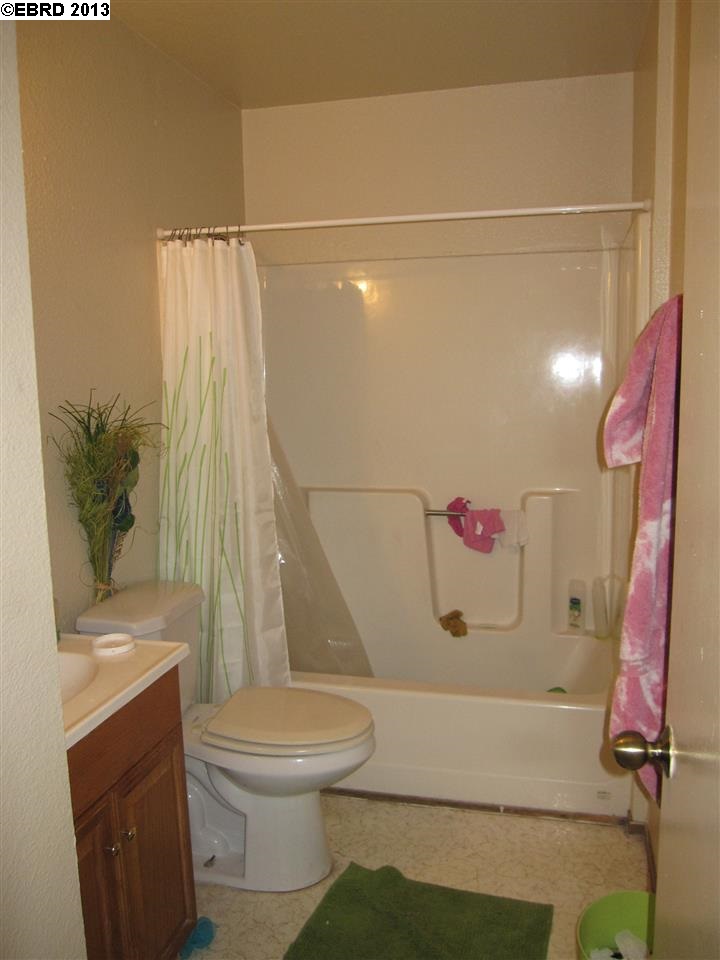 2550 COURTLAND AVE, OAKLAND, California 94601-4857, ,Comm Ri Multi-units 5+,For Sale,COURTLAND AVE,40636625