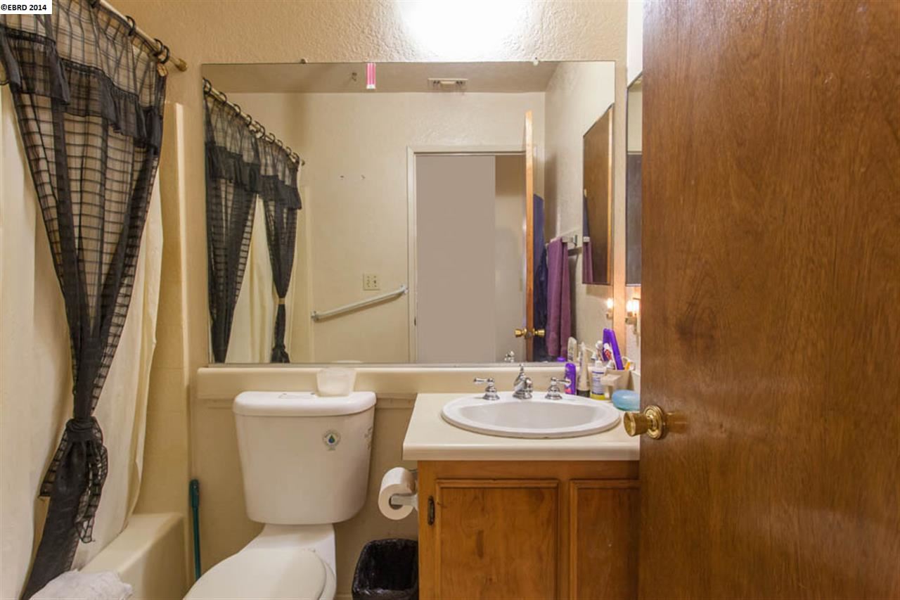 2225 23RD AVE, OAKLAND, California 94606-4241, ,Comm Ri Multi-units 5+,For Sale,23RD AVE,40645286