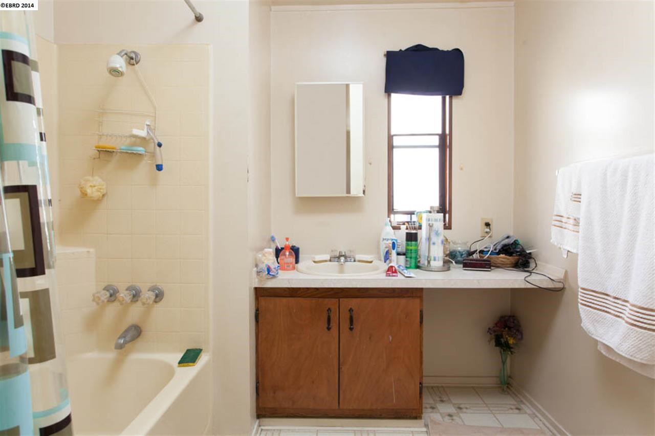 2225 23RD AVE, OAKLAND, California 94606-4241, ,Comm Ri Multi-units 5+,For Sale,23RD AVE,40645286