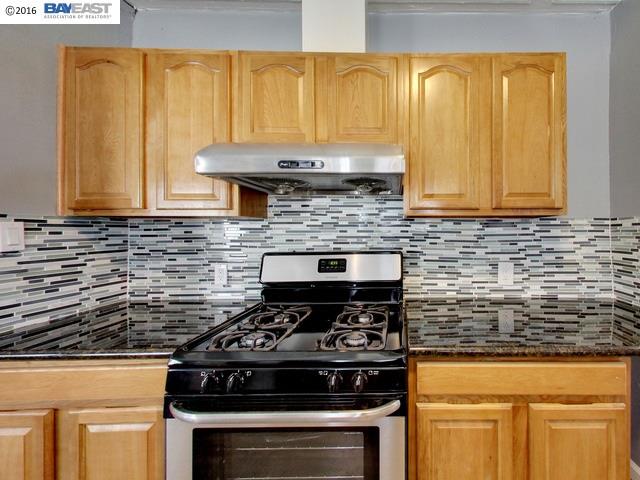 884 32nd Street, OAKLAND, California 94608, ,Comm Ri Multi-units 5+,For Sale,32nd Street,40756102