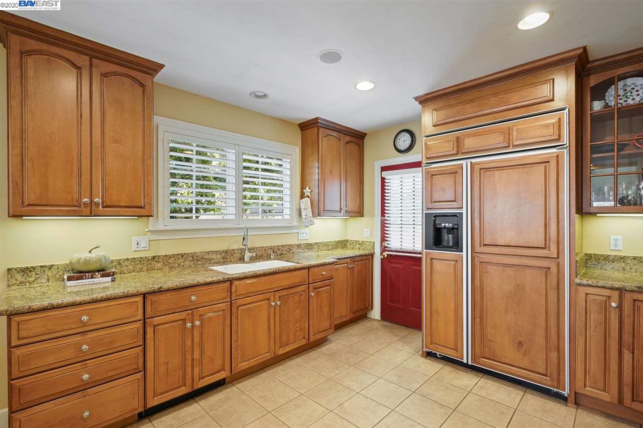 19943 Redwood Rd, CASTRO VALLEY, California 94546, ,Comm Ri Multi-units 5+,For Sale,Redwood Rd,40927881