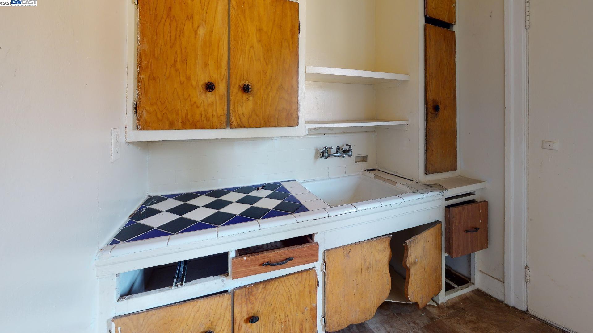 5106 5112 Bancroft Ave, OAKLAND, California 94601, ,Comm Ri Multi-units 5+,For Sale,5112 Bancroft Ave,40966101