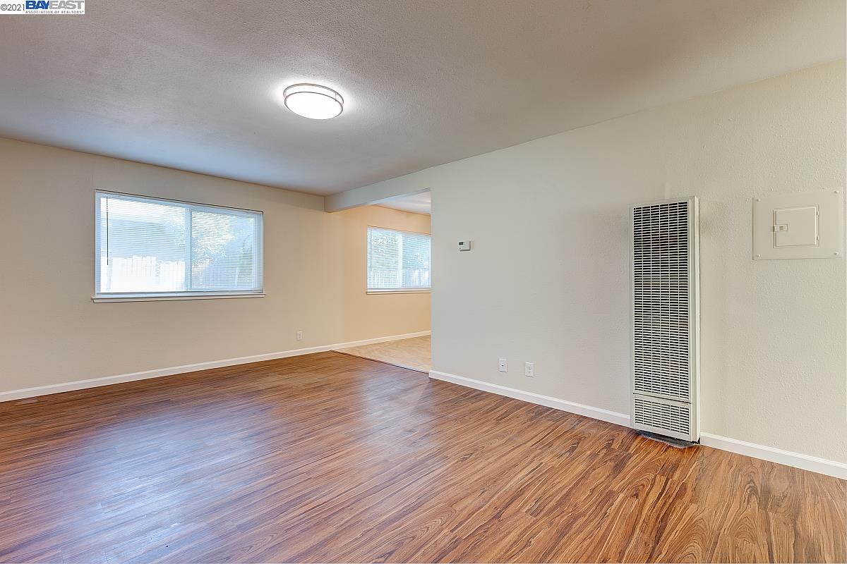 2056 Glen Way, EAST PALO ALTO, California 94303, ,Comm Ri Multi-units 5+,For Sale,Glen Way,40966750