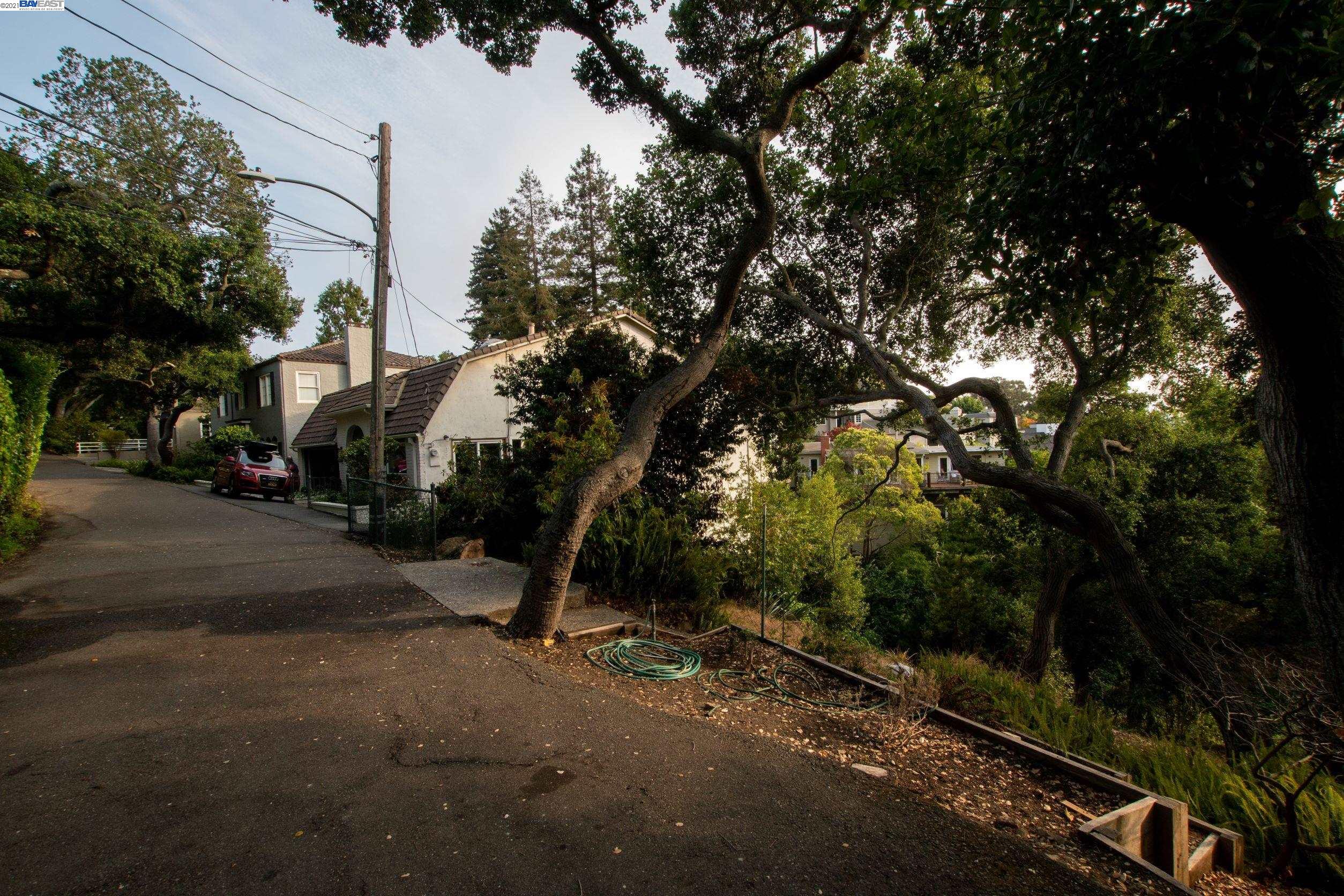 Wistaria Way, PIEDMONT, California 94611, ,Lots And Land,For Sale,Wistaria Way,40968422
