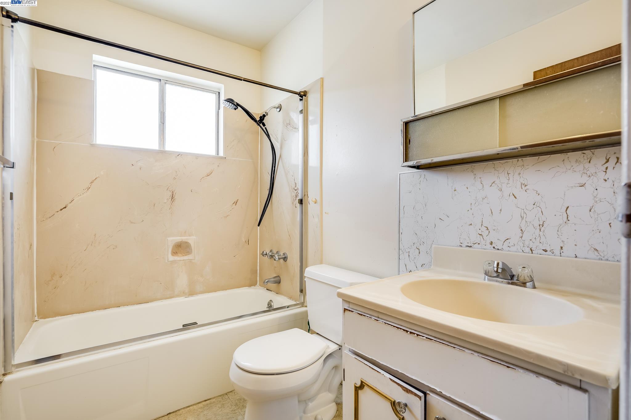 2215 Central Ave, ALAMEDA, California 94501, ,Comm Ri Multi-units 5+,For Sale,Central Ave,40971020