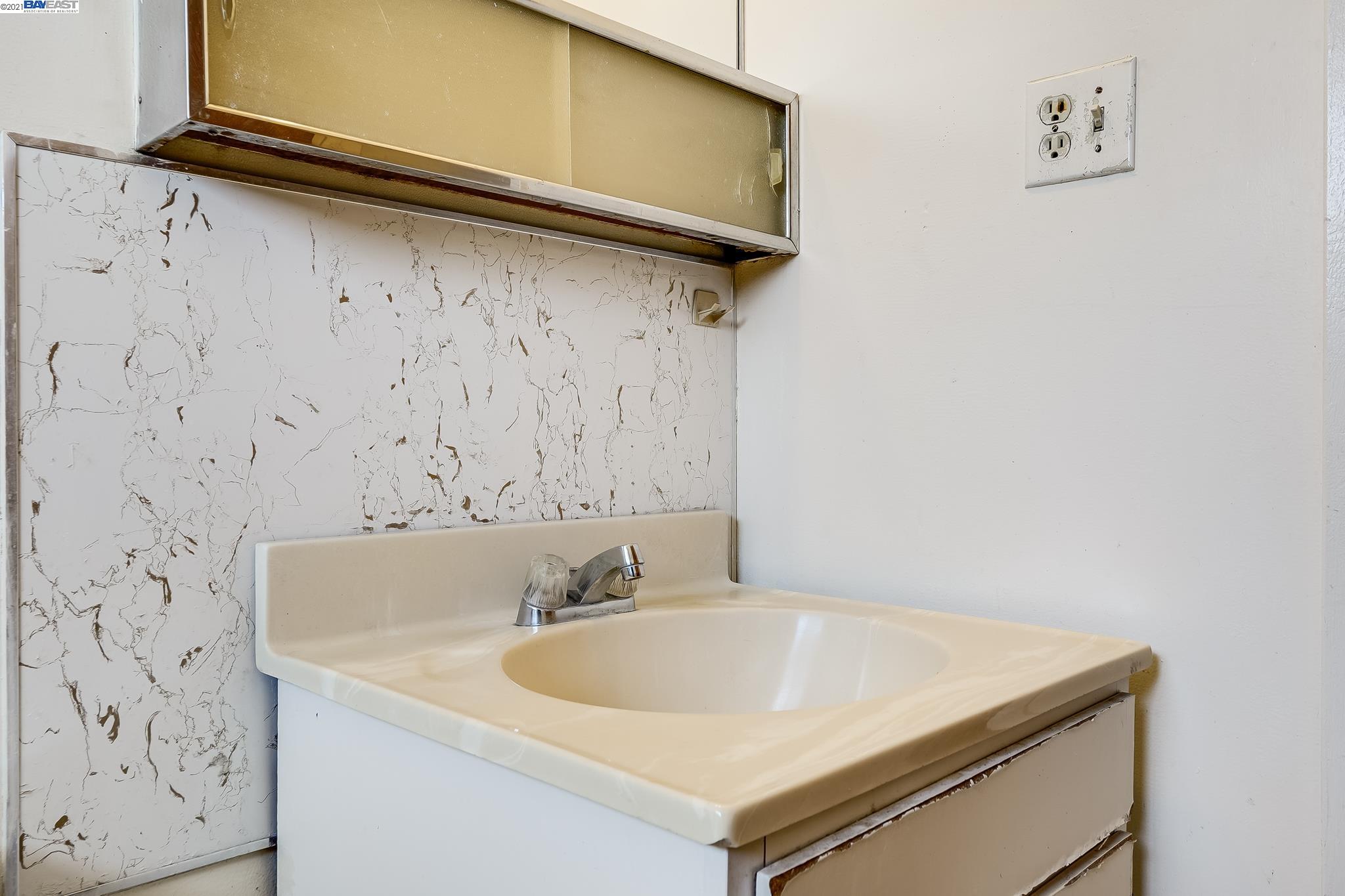 2215 Central Ave, ALAMEDA, California 94501, ,Comm Ri Multi-units 5+,For Sale,Central Ave,40971020