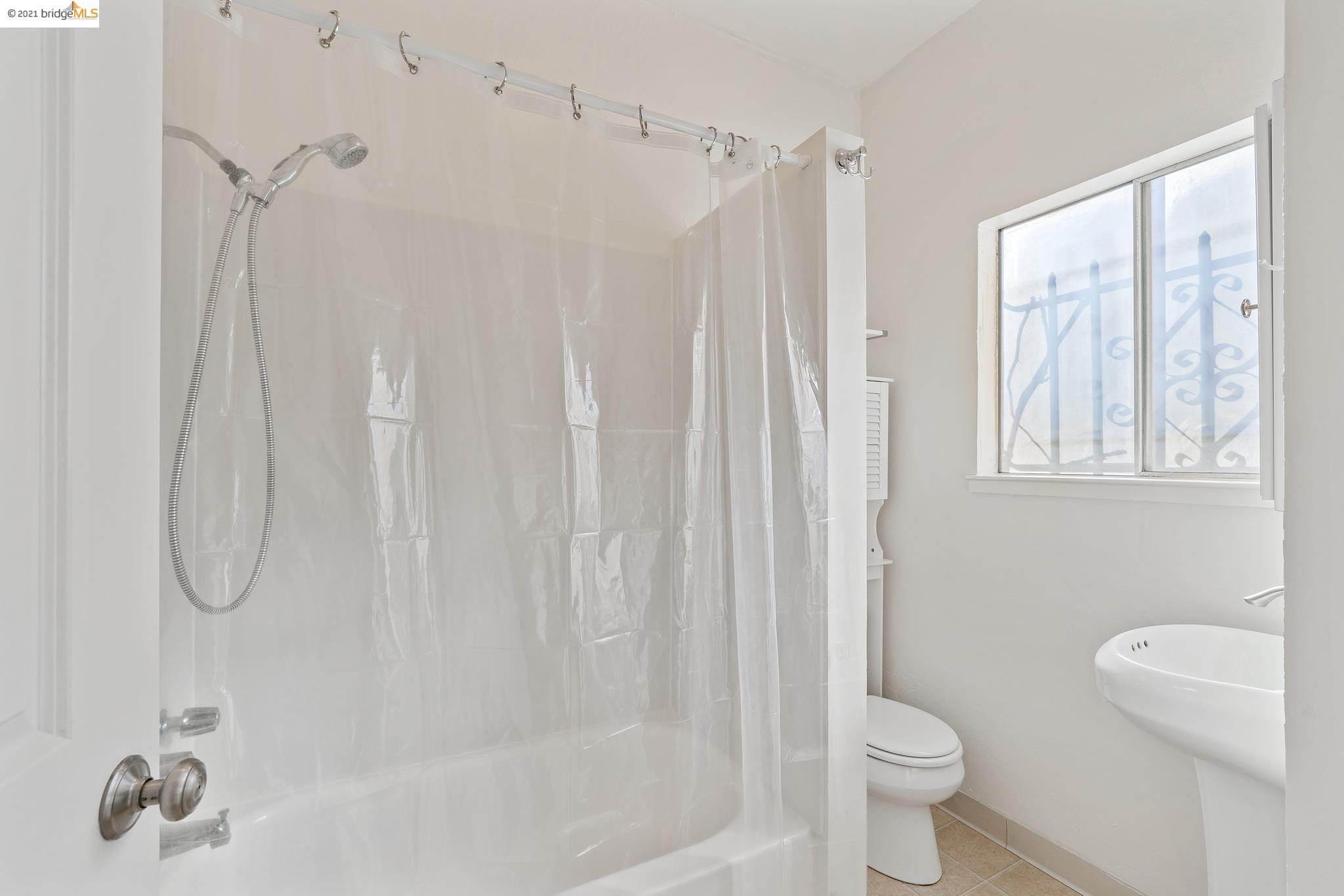 611 Grand, OAKLAND, California 94612, ,Comm Ri Multi-units 5+,For Sale,Grand,40973164