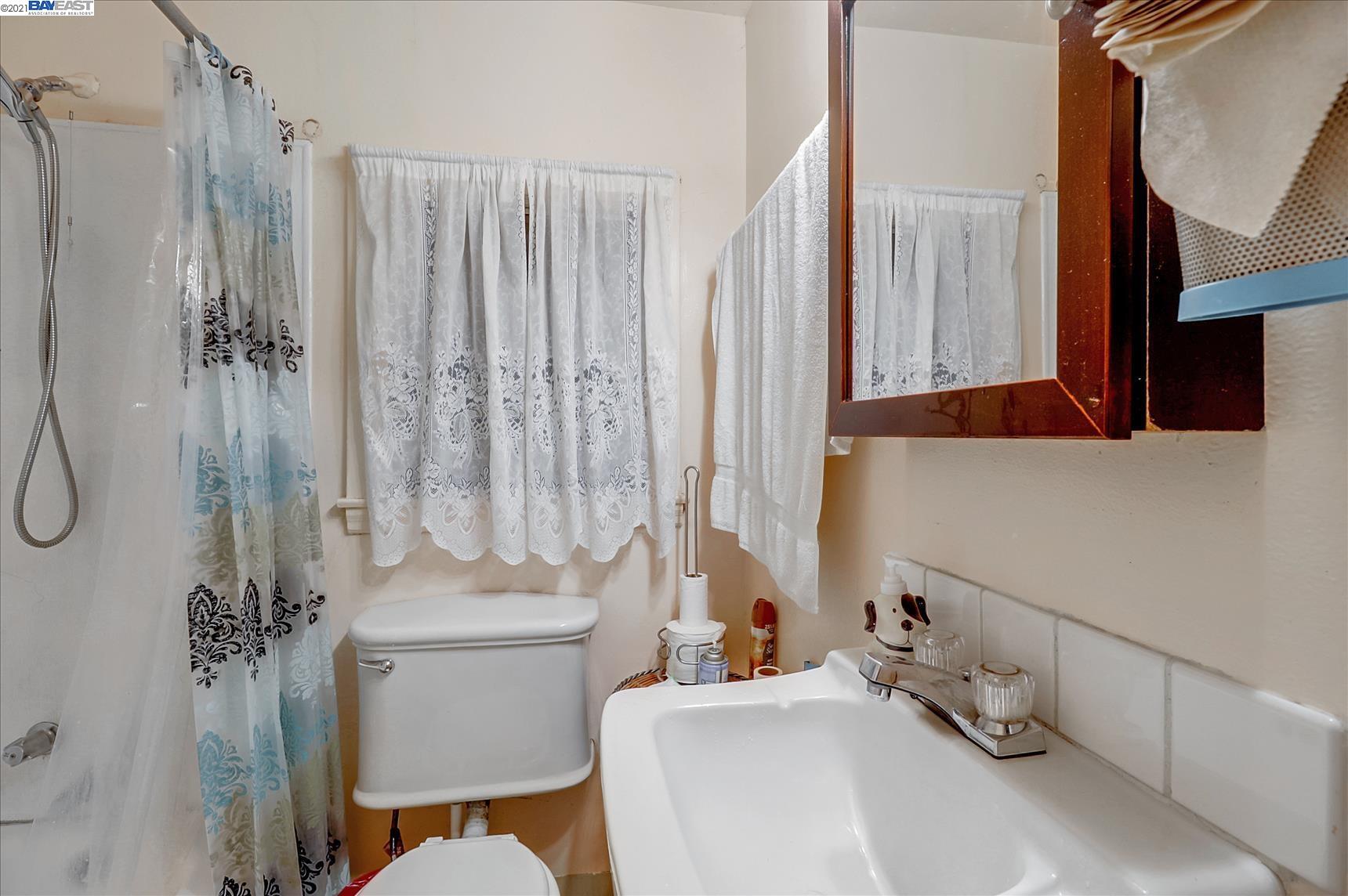 1505 37Th Ave, OAKLAND, California 94601, ,Comm Ri Multi-units 5+,For Sale,37Th Ave,40975272