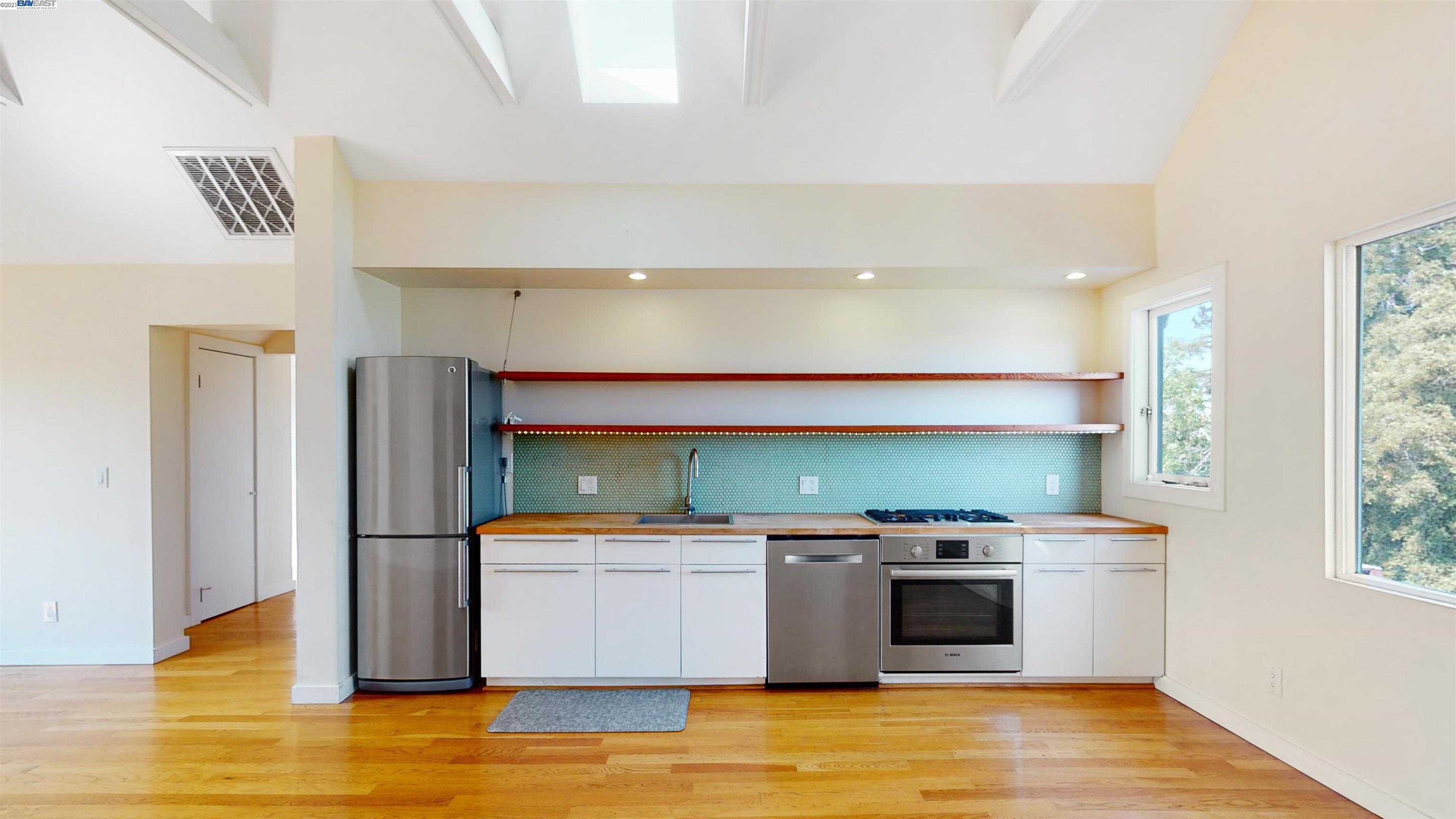 2043 7Th Ave, OAKLAND, California 94606, ,Comm Ri Multi-units 5+,For Sale,7Th Ave,40975496