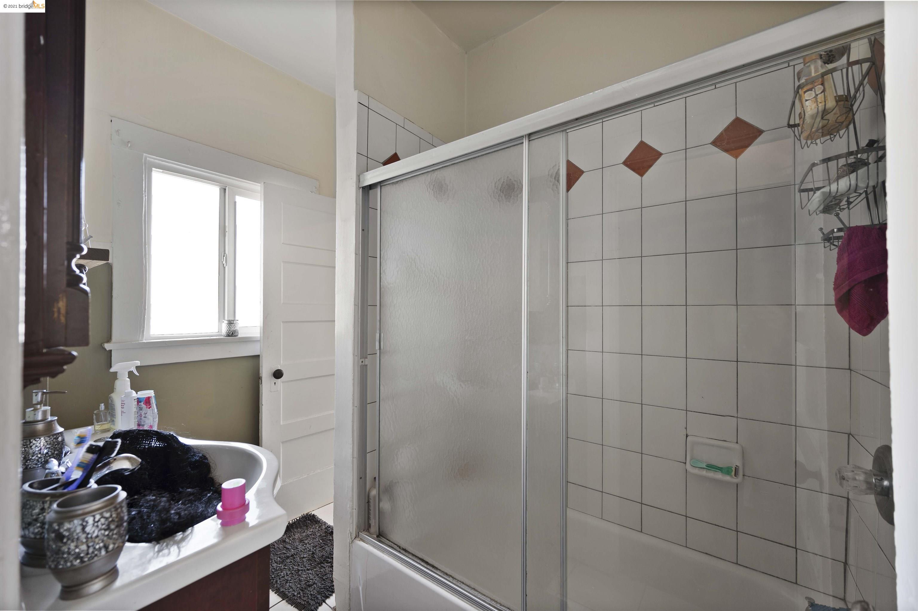 2851 West Street, OAKLAND, California 94608, ,Comm Ri Multi-units 5+,For Sale,West Street,40975797
