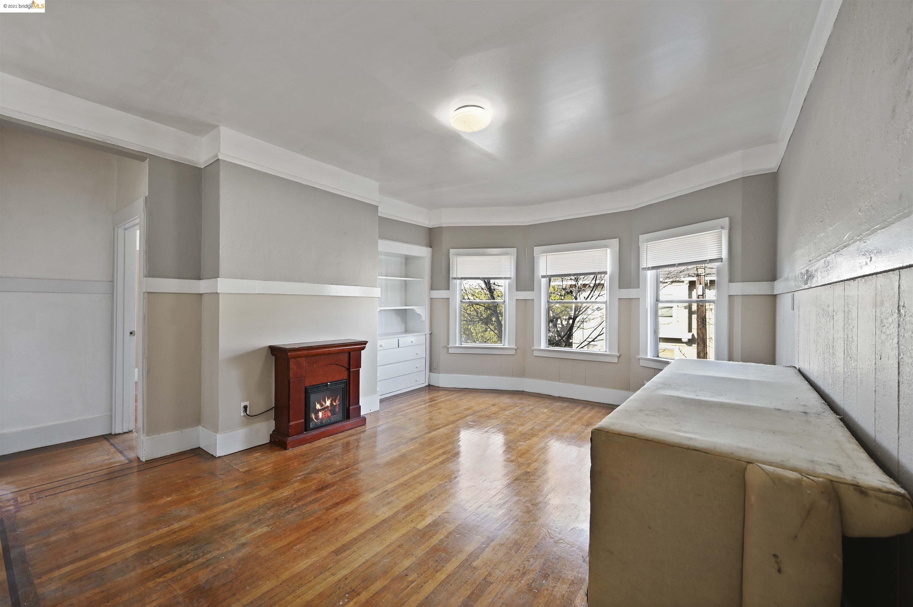 2851 West Street, OAKLAND, California 94608, ,Comm Ri Multi-units 5+,For Sale,West Street,40975797