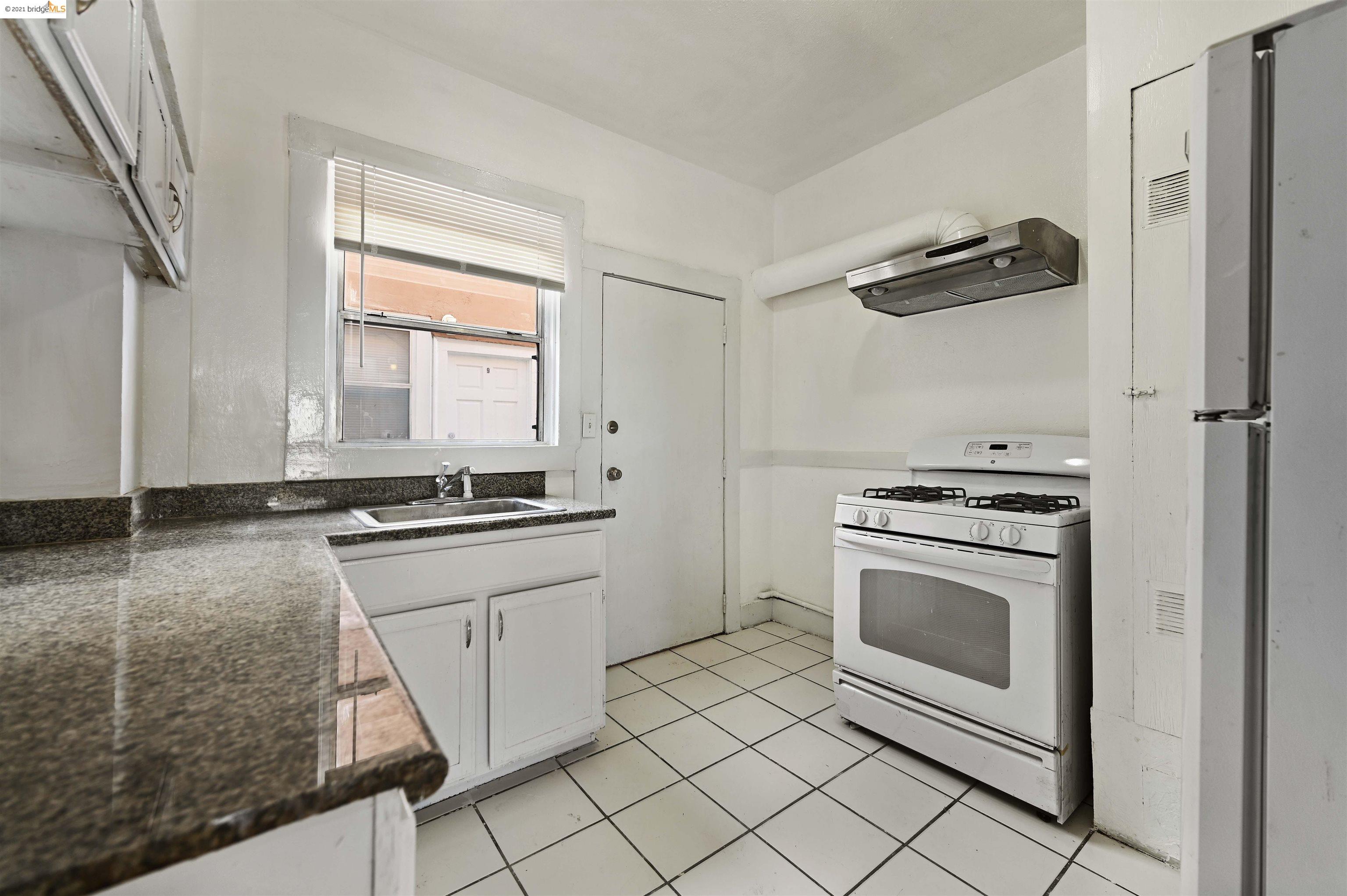 2851 West Street, OAKLAND, California 94608, ,Comm Ri Multi-units 5+,For Sale,West Street,40975797