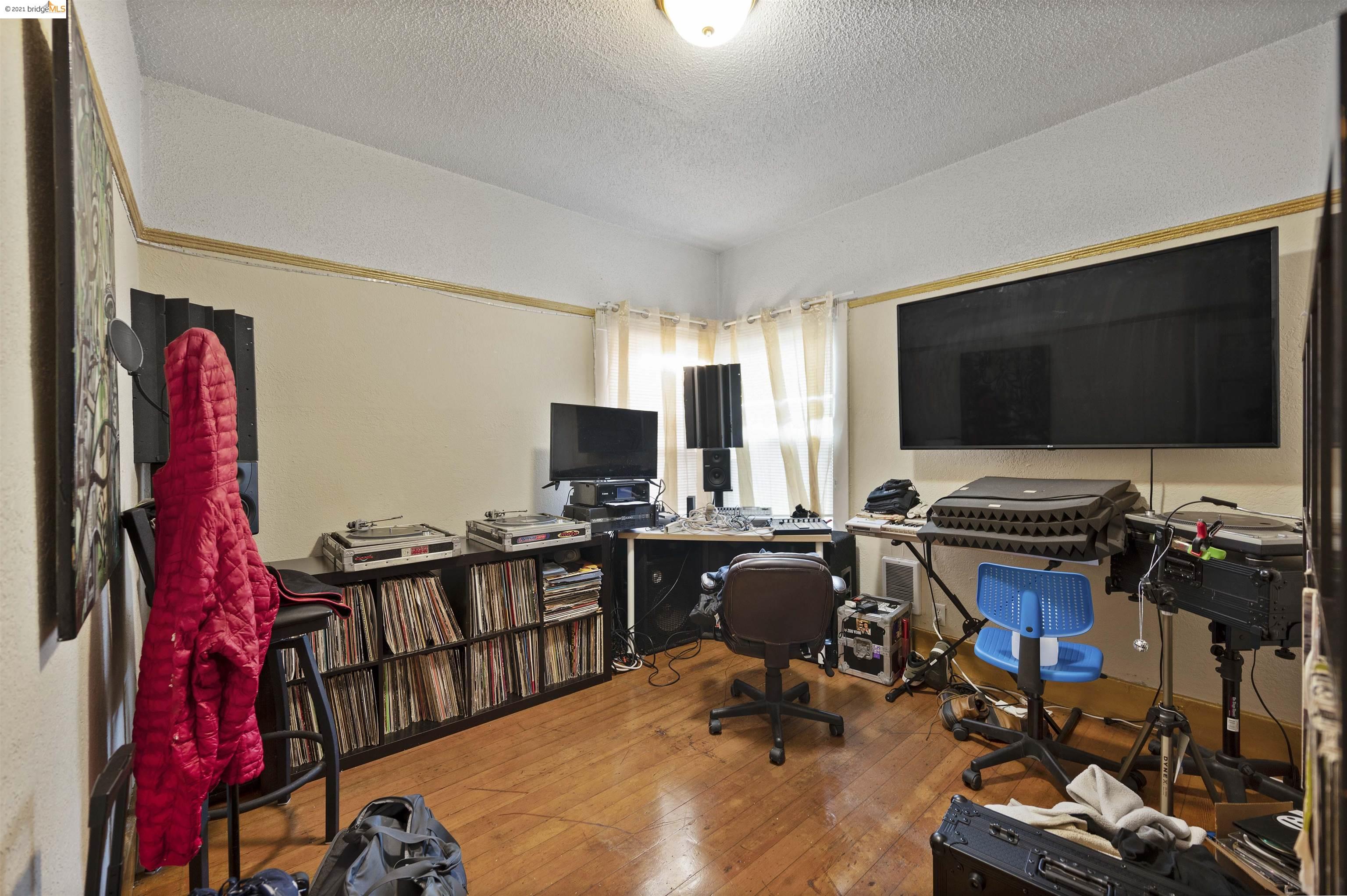 2851 West Street, OAKLAND, California 94608, ,Comm Ri Multi-units 5+,For Sale,West Street,40975797