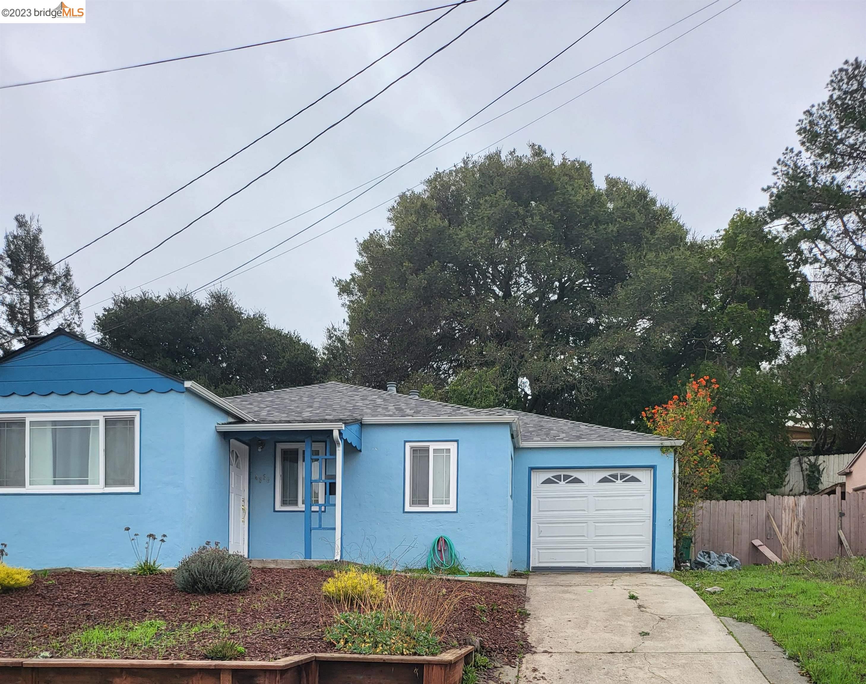 Charming 3 bedroom 1 bath nestled in country-like El Sobrante. Home offers laminate floors with carpet in bedrooms. Spacious backyard great to unwind after a long day or to garden on the weekends.