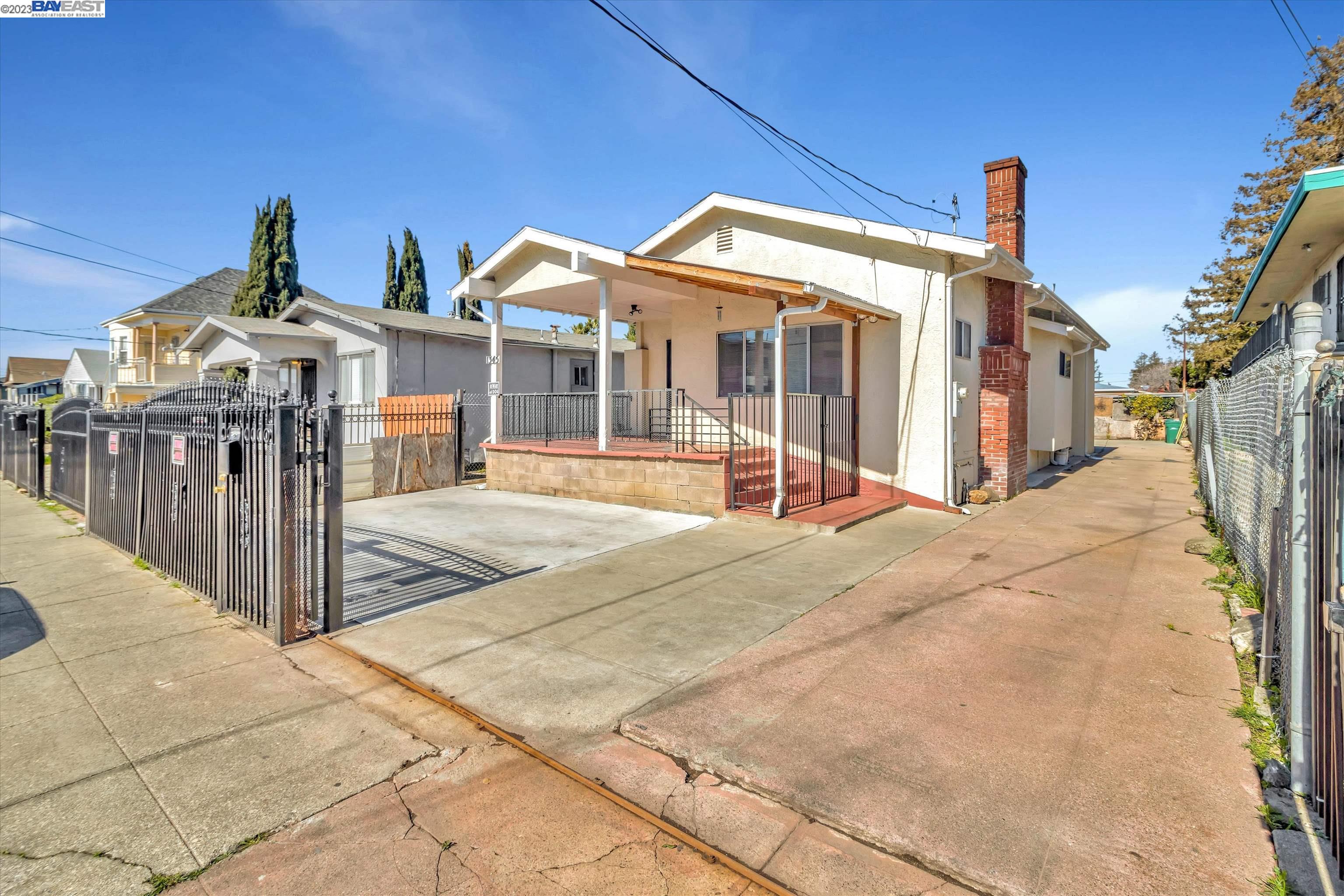 This is a one of kind in East Oakland 3 bedrooms and 2 bathrooms like new kitchen and floorings a must see. Dont miss out on this one. call or make an apoitment now.