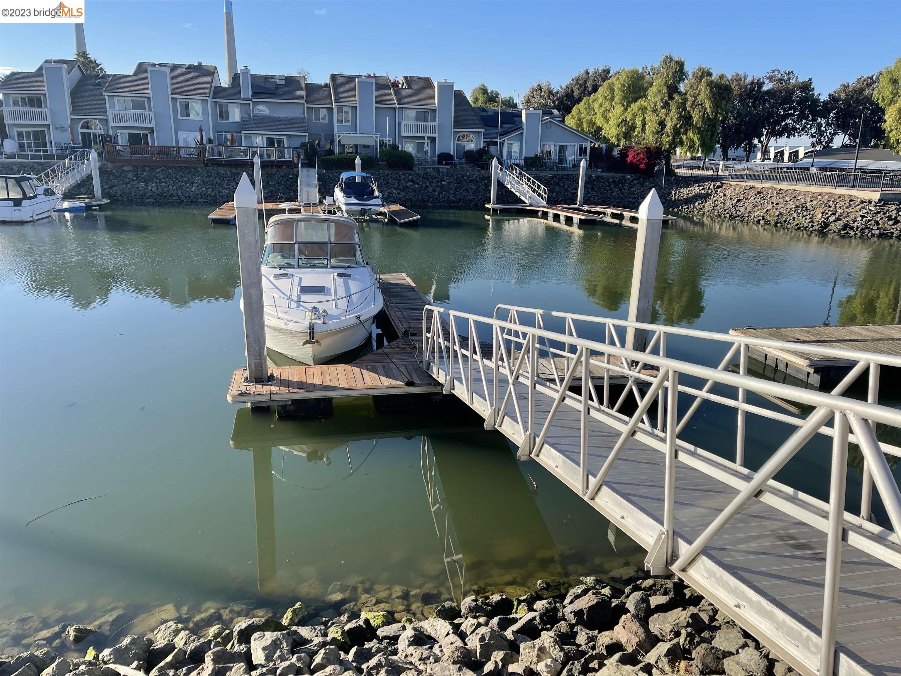 Browse active condo listings in MARINA PARK