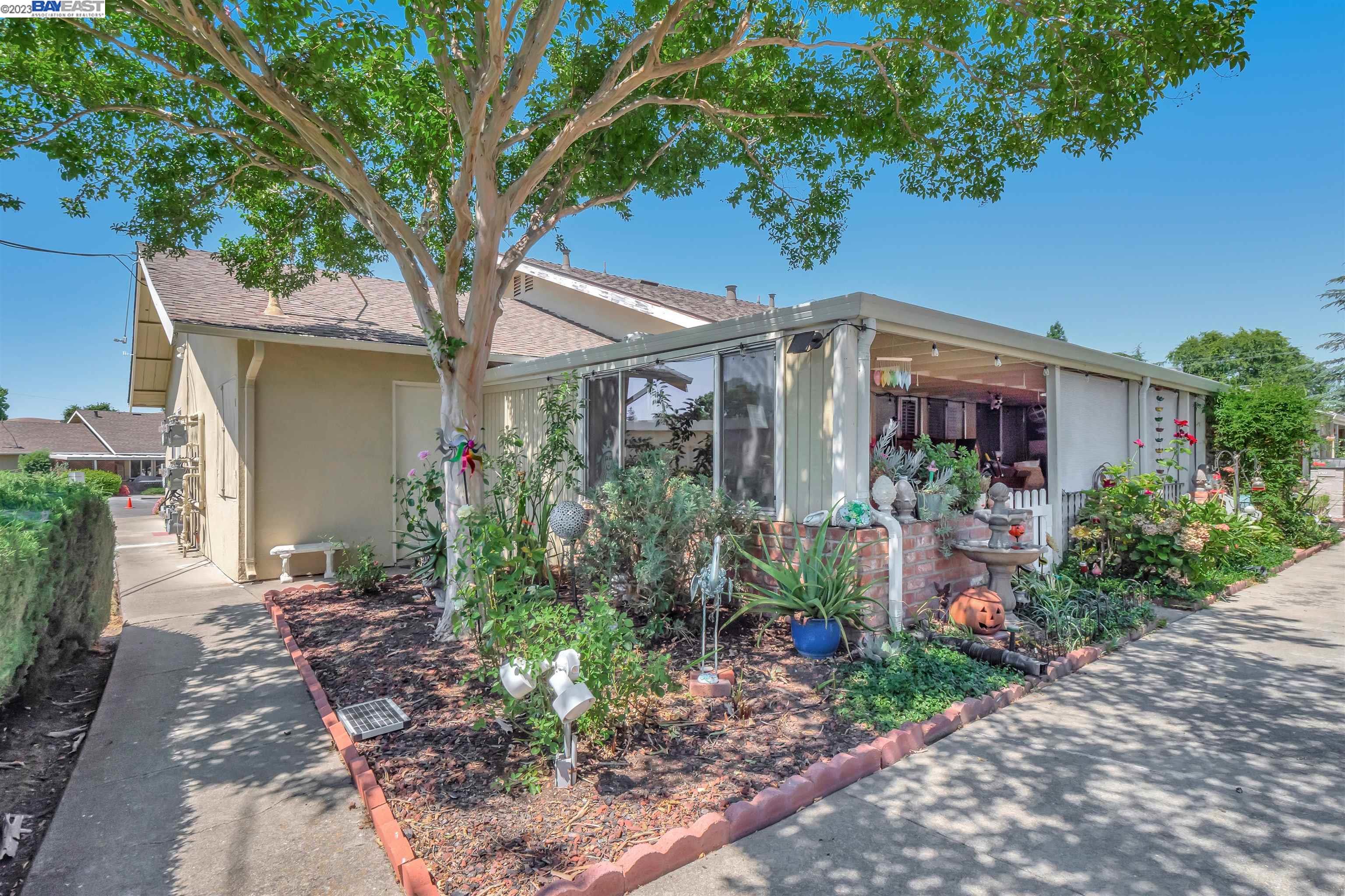 Browse active condo listings in SUNNY GLEN