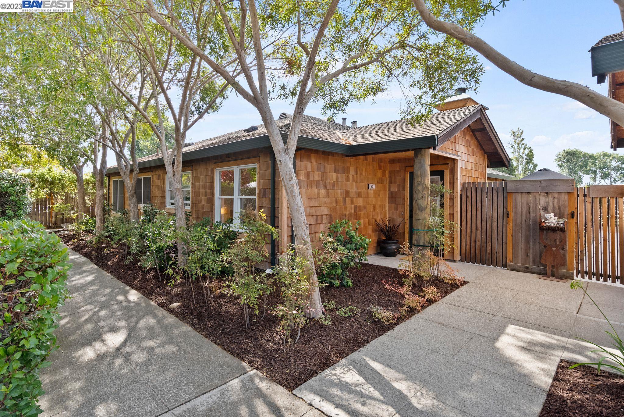 More Details about MLS # 41039181 : 631 CENTRE CT