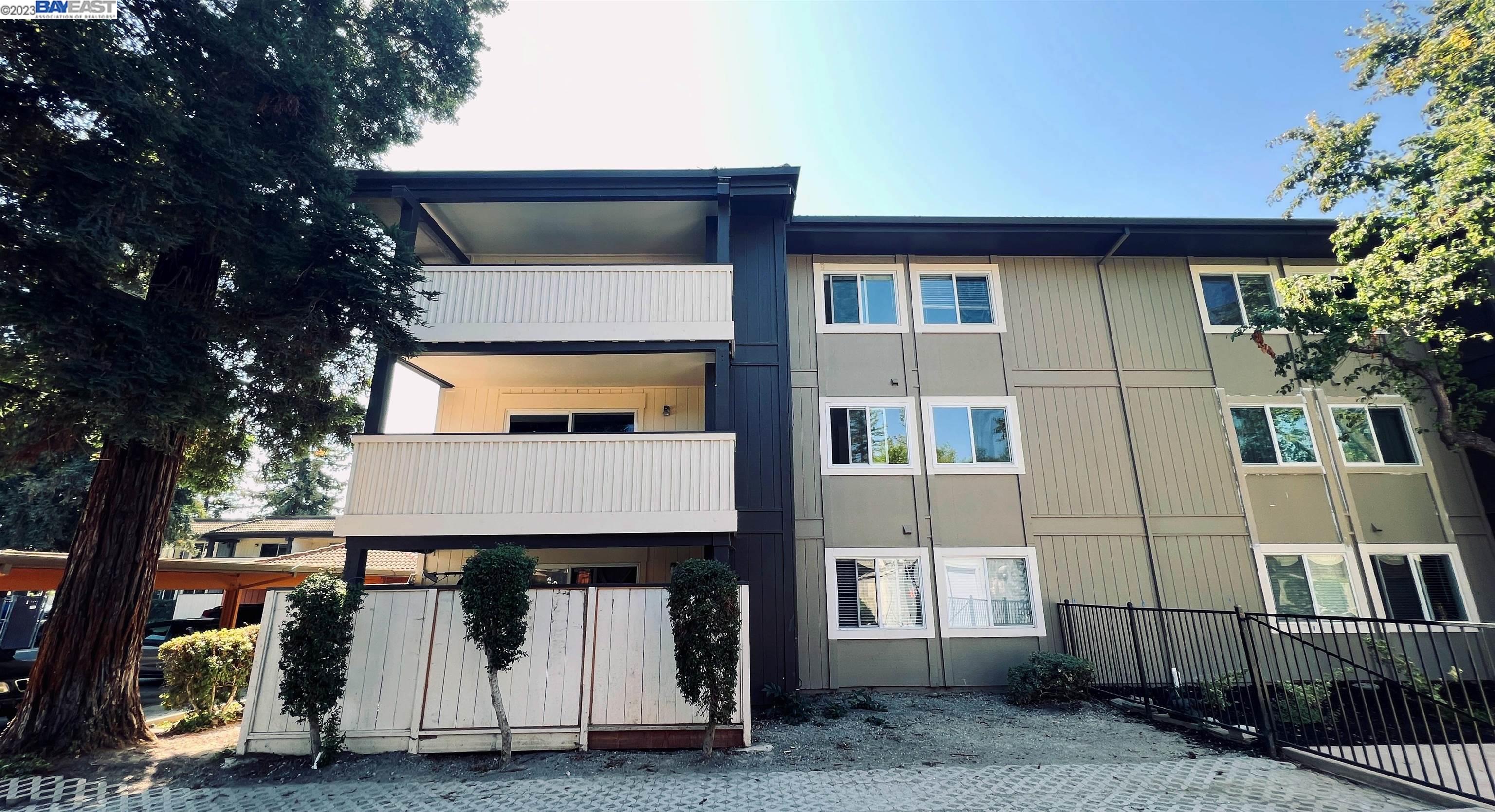 Browse active condo listings in REDWOOD SQUARE