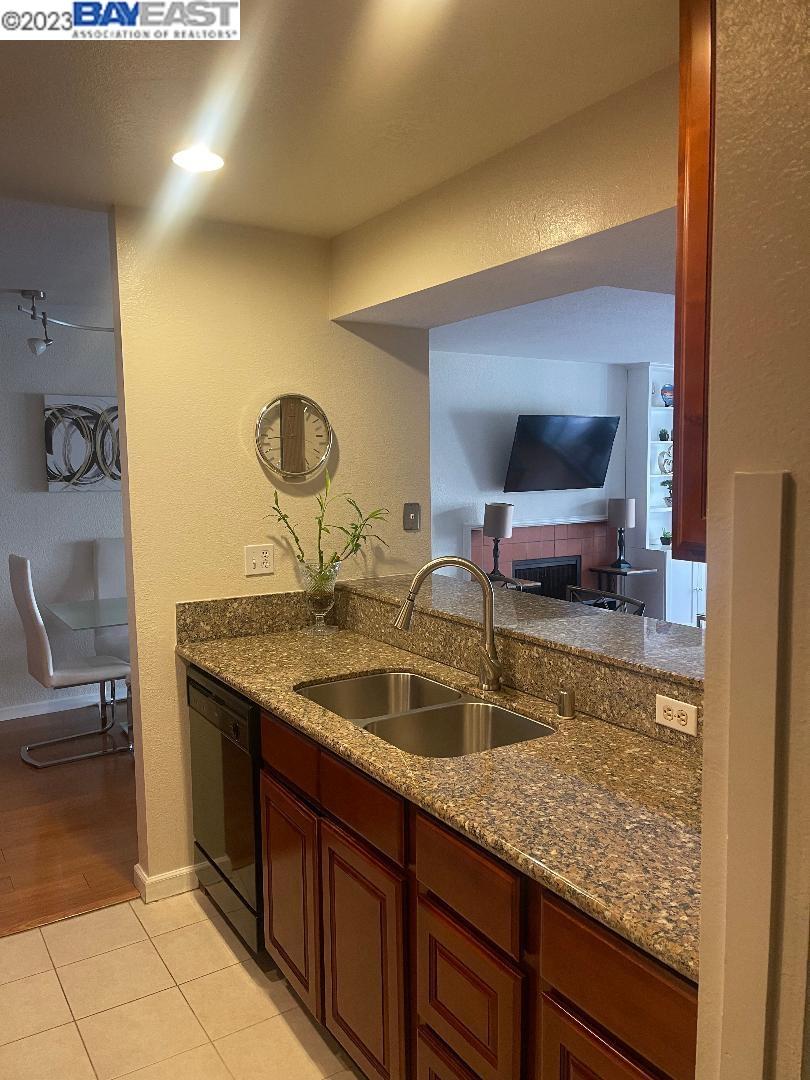 Detail Gallery Image 4 of 16 For 1400 Carpentier St #123,  San Leandro,  CA 94577 - 1 Beds | 1 Baths