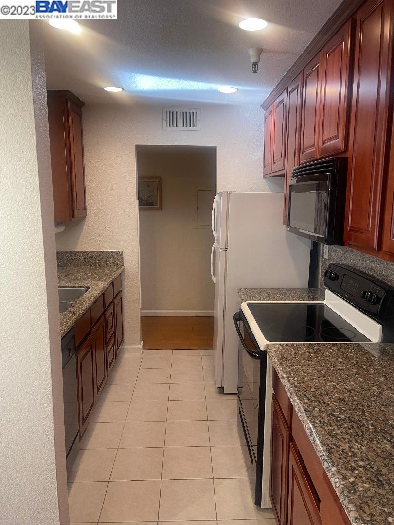 Detail Gallery Image 6 of 16 For 1400 Carpentier St #123,  San Leandro,  CA 94577 - 1 Beds | 1 Baths