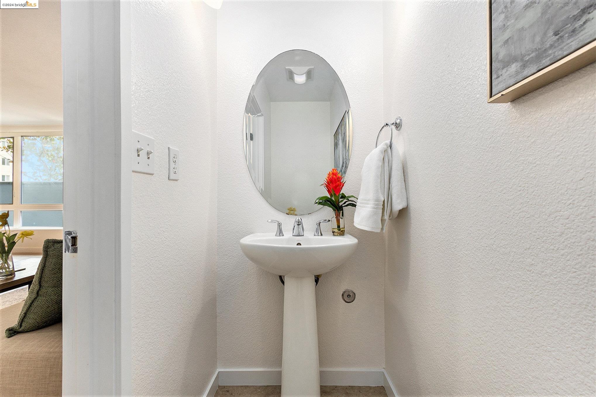 Detail Gallery Image 8 of 29 For 1511 Jefferson St Th9,  Oakland,  CA 94612 - 2 Beds | 2/1 Baths