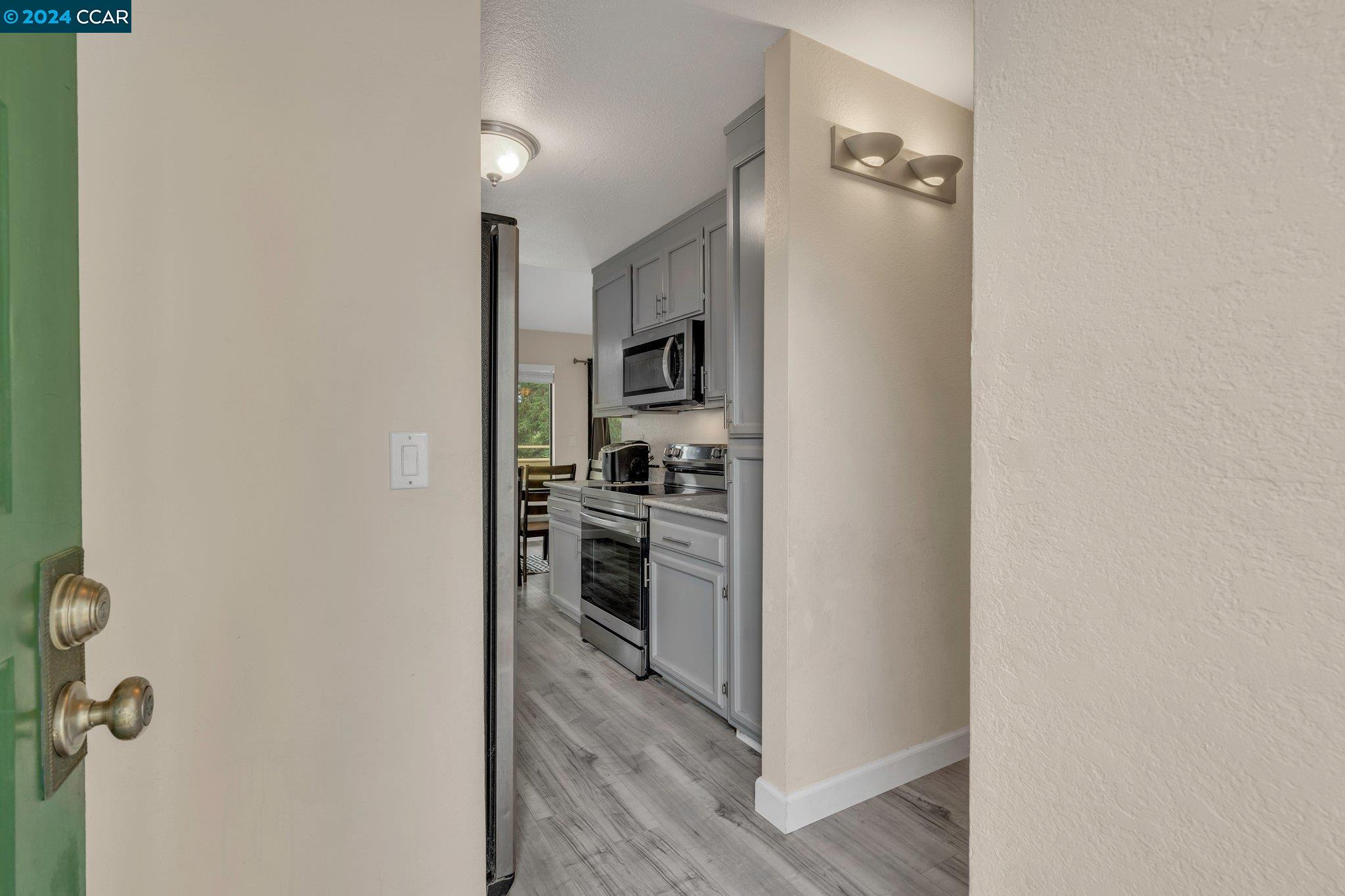 Detail Gallery Image 4 of 22 For 807 Center Ave, Martinez,  CA 94553 - 2 Beds | 1 Baths