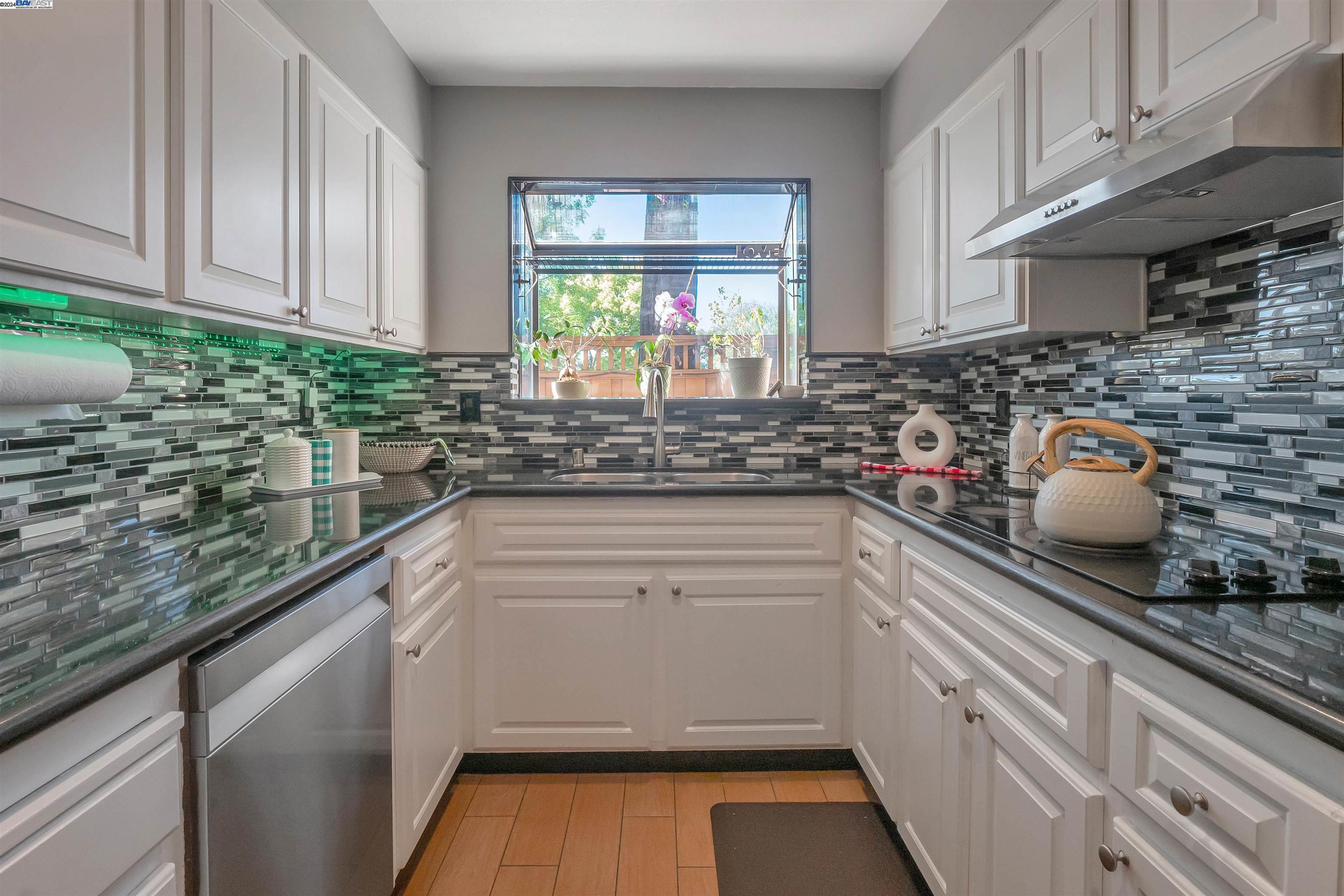 Detail Gallery Image 12 of 60 For 6607 Pioneer Ln #5,  Dublin,  CA 94568 - 2 Beds | 2/1 Baths