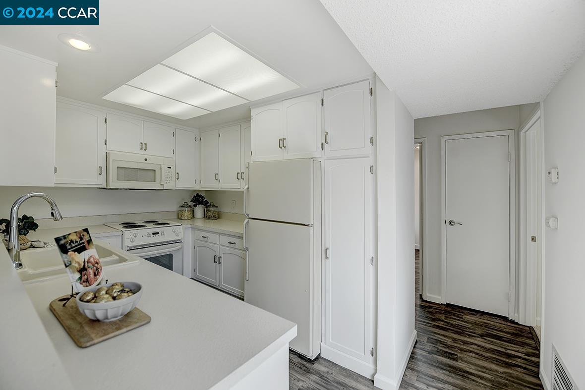 Detail Gallery Image 14 of 46 For 2300 Pine Knoll Dr #4,  Walnut Creek,  CA 94595 - 2 Beds | 1 Baths